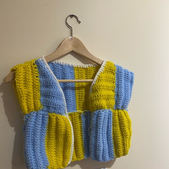 Cute cropped sweater vest - Picture 2 of 5